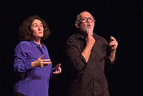 Une femme et un homme parlent la langue des signes françaises - Agrandir l'image, fenêtre modale