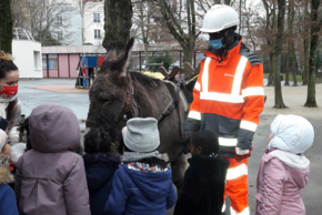 L'âne Korol a du succès auprès des enfants - Agrandir l'image, fenêtre modale