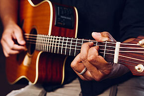 Guitare - photo © Brent Keane provenant de Pexels  - Agrandir l'image, fenêtre modale